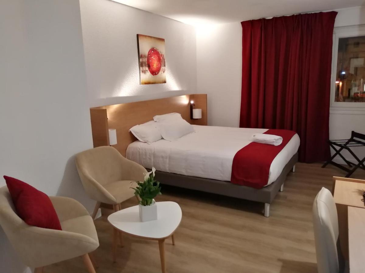une chambre d'hôtel avec un lit et deux chaises dans l'établissement Best Western Hotel & Spa Austria-La Terrasse, à Saint-Étienne