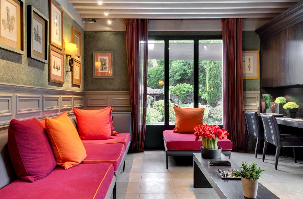 Coin salon dans l'établissement Hôtel Montmorency & Spa
