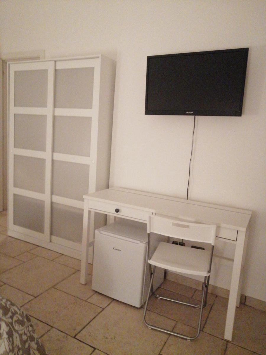 Whiteroom - Housity