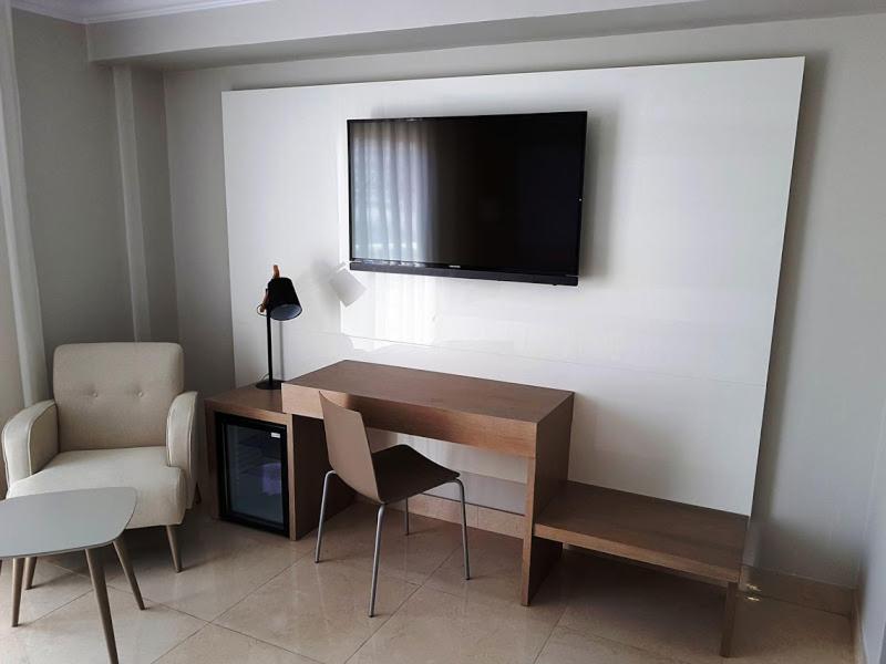 Una televisión o centro de entretenimiento en Mediterraneo Bay Hotel & Resort