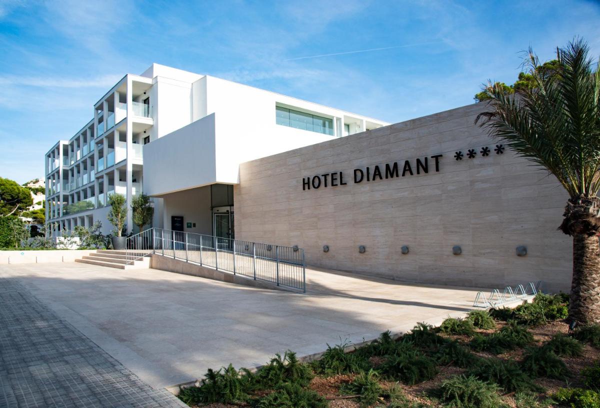 un edificio con un signo de demanda de hotel en él en Diamant Hotel & Aparthotel, en Cala Ratjada