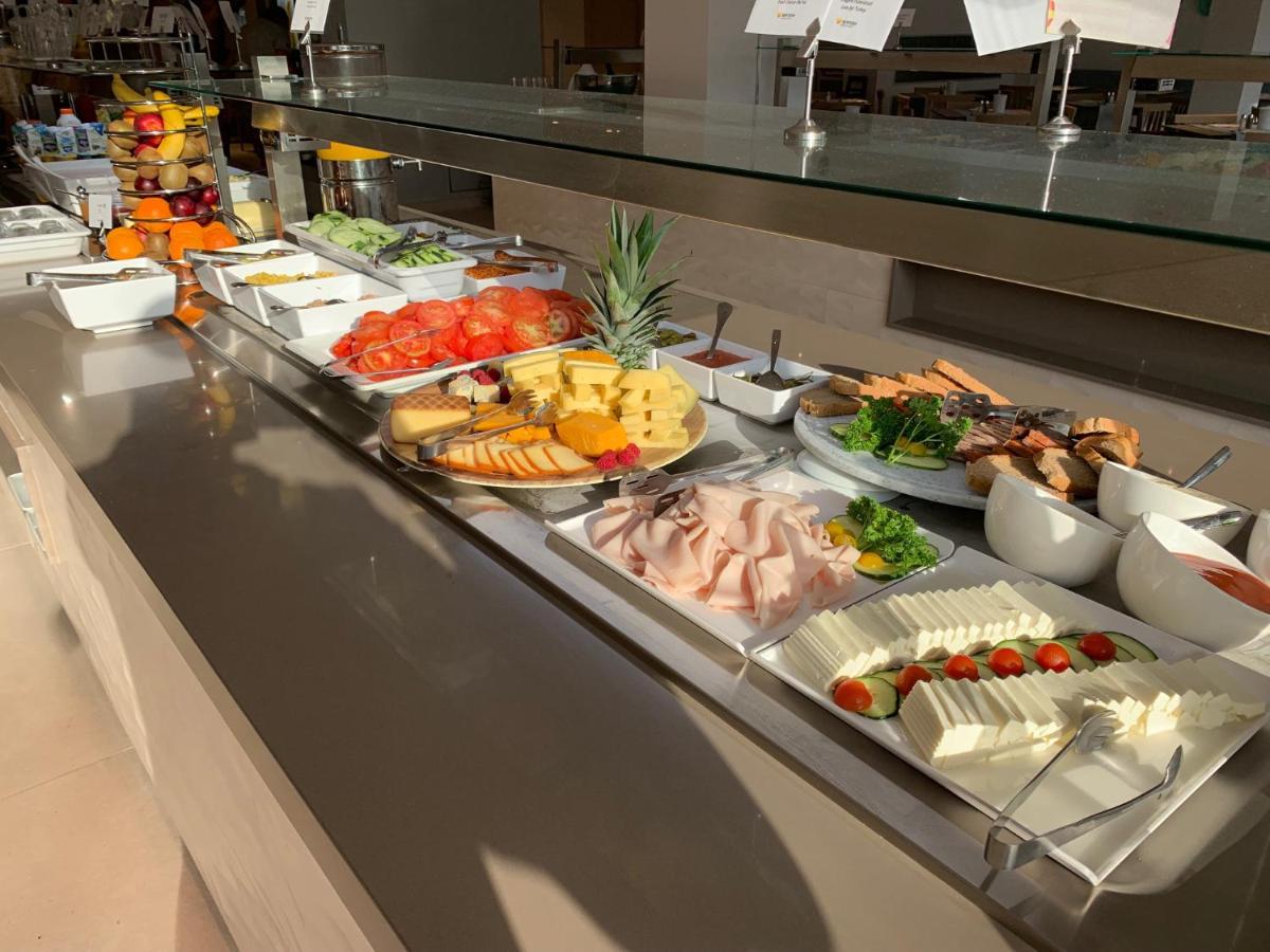 Comida en o cerca de este hotel