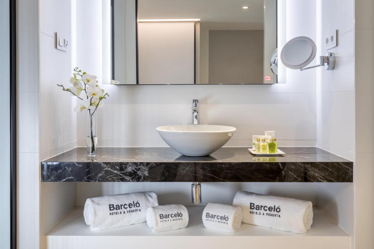 Un baño con lavabo y encimera con toallas. en Barceló Imagine, en Madrid