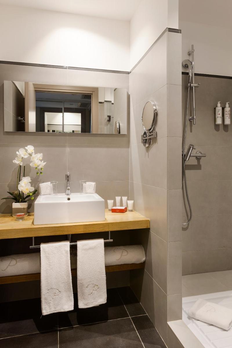 Salle de bains dans l'établissement Le Pinarello