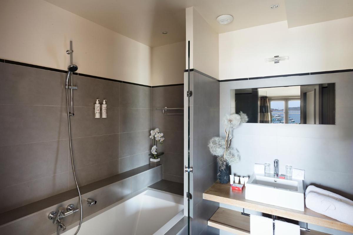 une salle de bain avec douche et lavabo dans l'établissement Le Pinarello, à Sainte-Lucie de Porto-Vecchio 128 autres photos