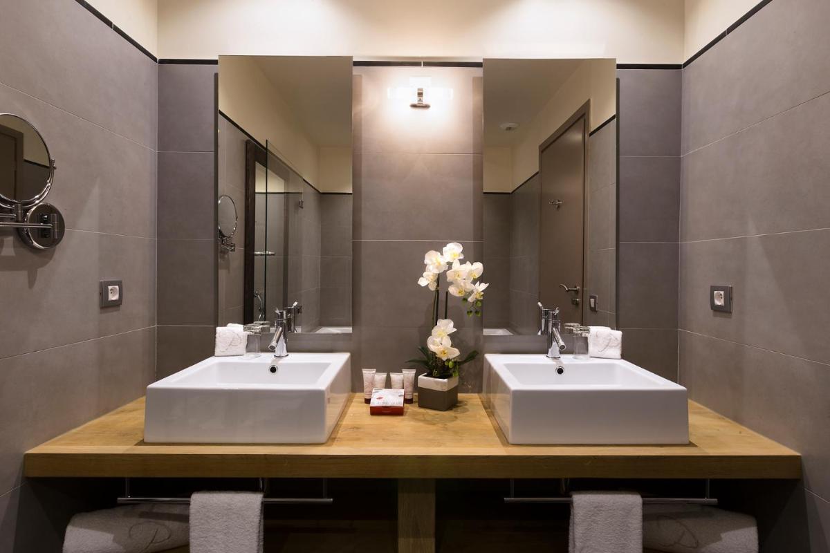 Salle de bains dans l'établissement Le Pinarello