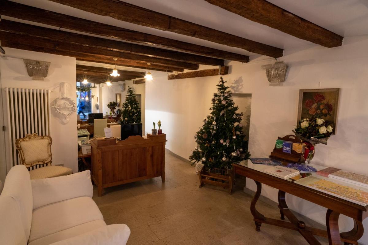 S. Trinità 18, Suites & Rooms - Housity