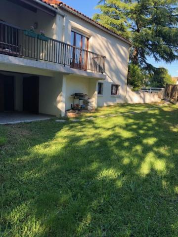 Chambre en Mezzanine et Salon - Housity