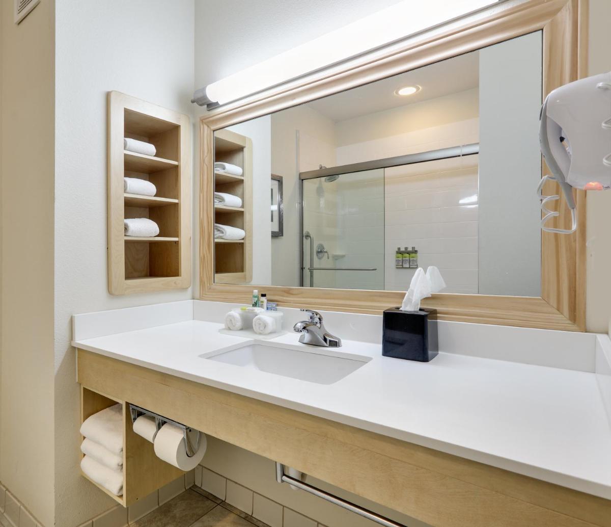 Holiday Inn Express & Suites San Antonio - Brooks City Base by IHG - Housity