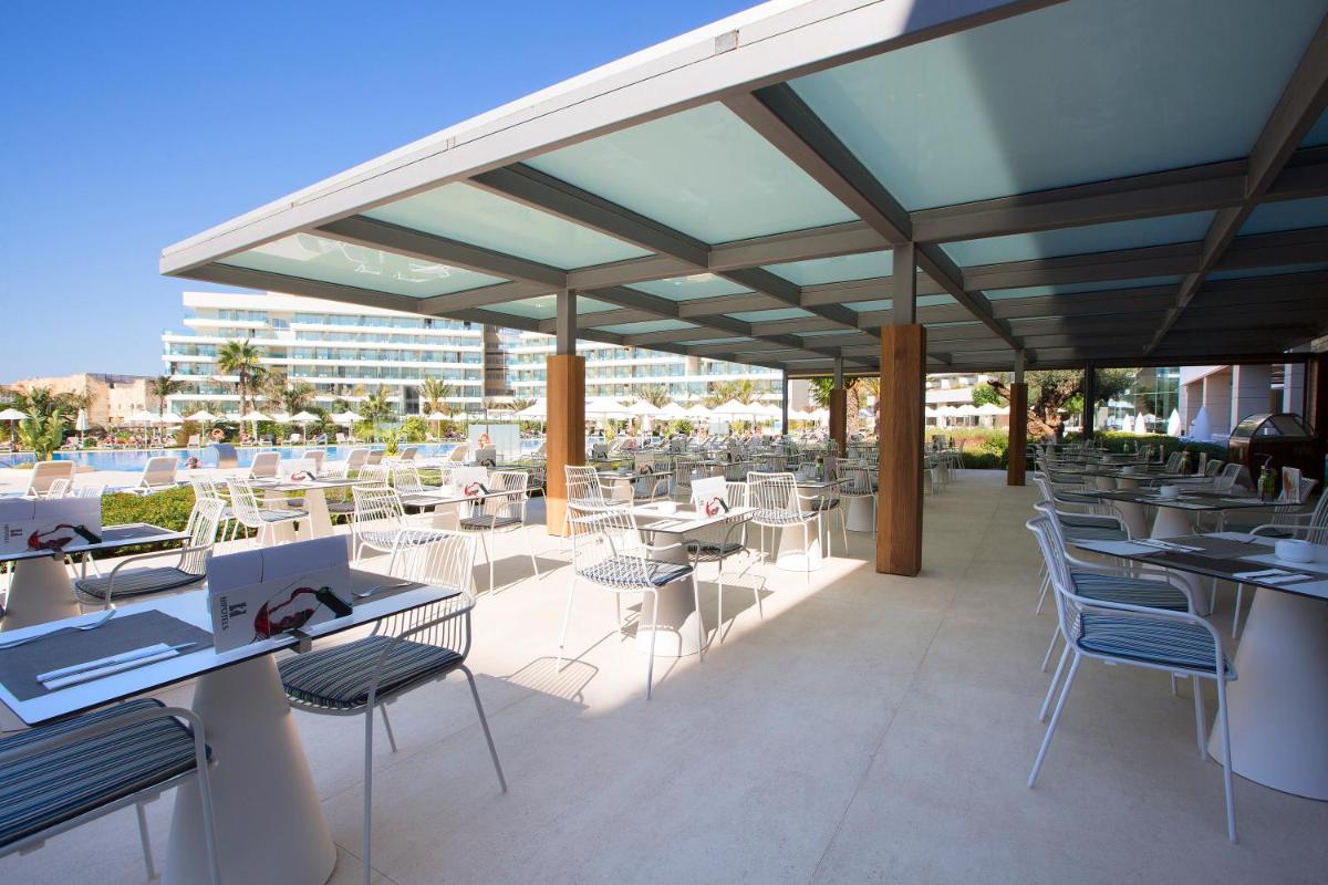 Un restaurante o sitio para comer en Hipotels Playa de Palma Palace&Spa