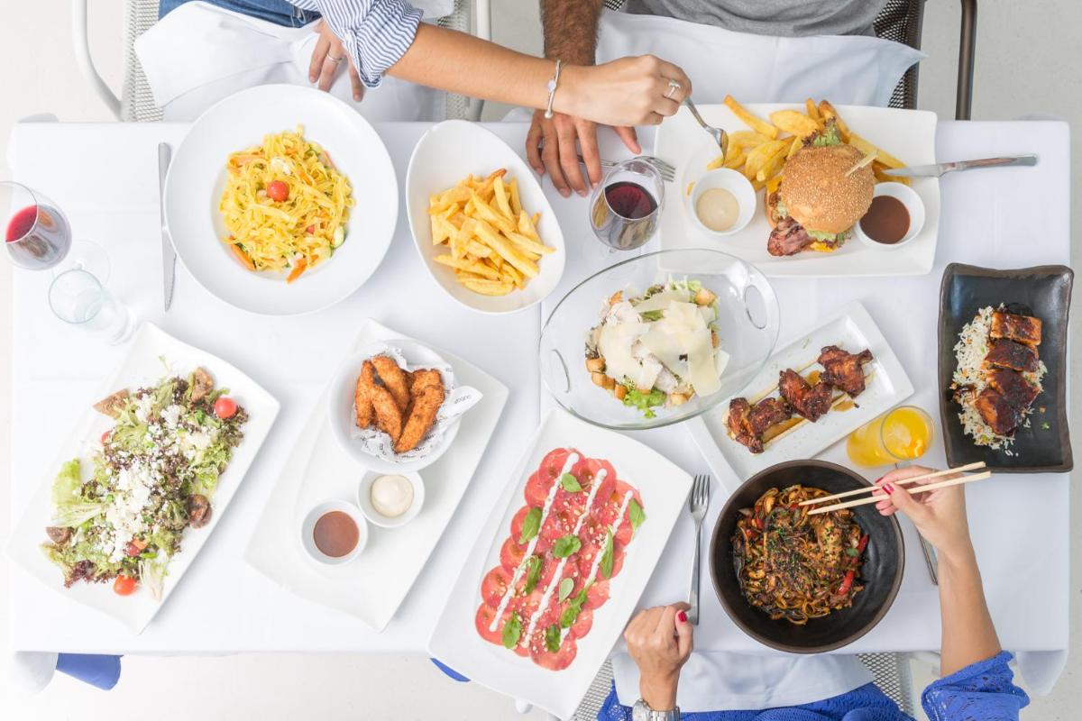 Comida en o cerca de este apartahotel