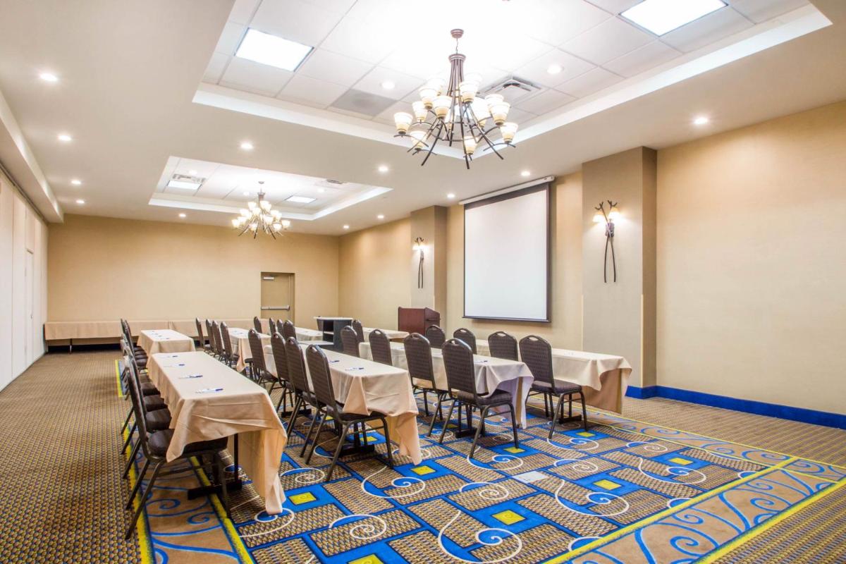 Holiday Inn Express & Suites - Albany Airport - Wolf Road by IHG - Housity