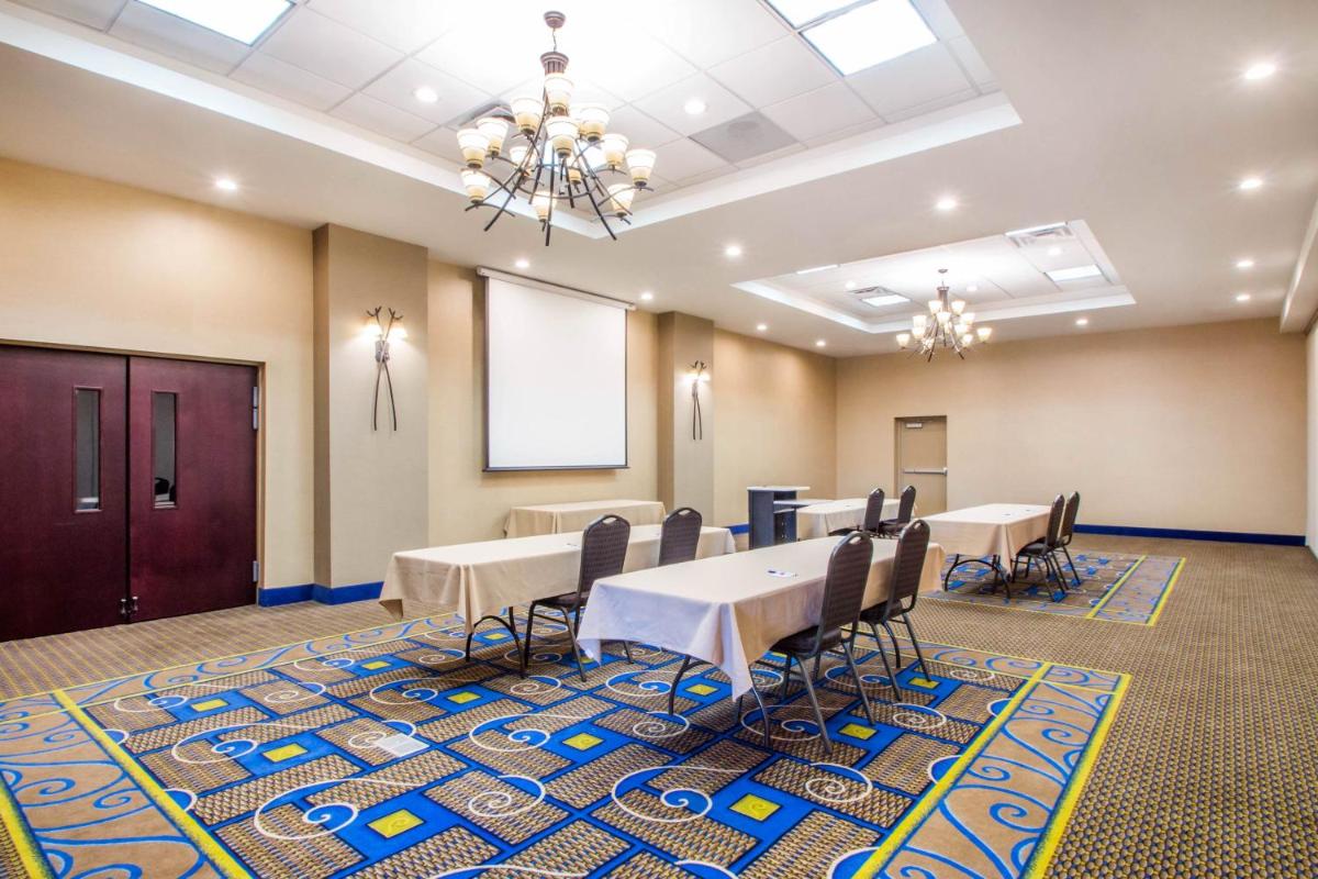 Holiday Inn Express & Suites - Albany Airport - Wolf Road by IHG - Housity