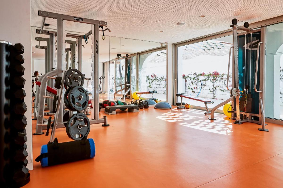 un gimnasio con varias cintas de correr y máquinas en Ebano Hotel Apartments & Spa, en Playa d'en Bossa