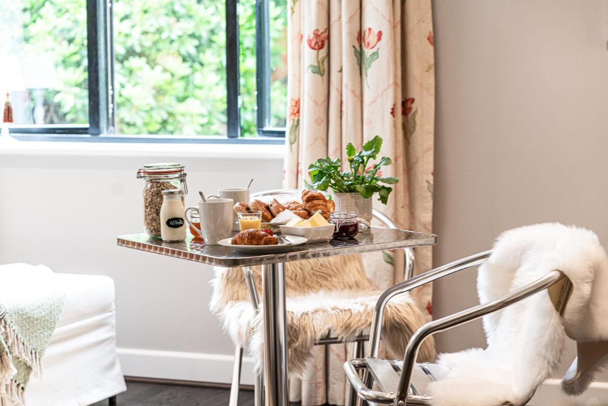 Riverside Stay - Housity