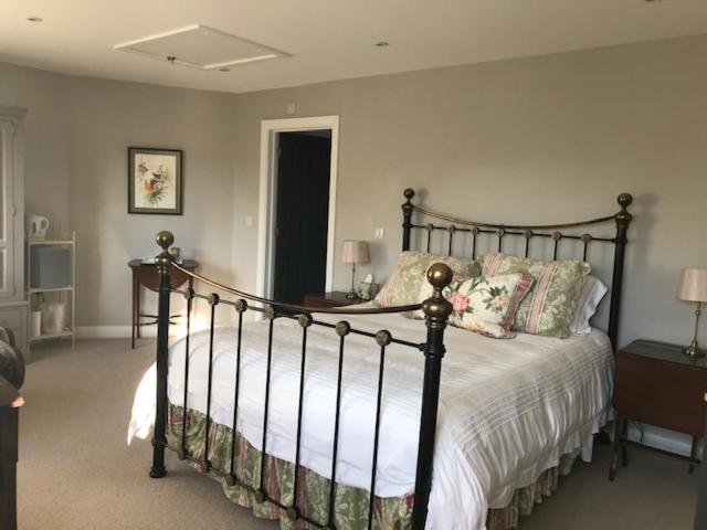 Riverside Stay - Housity