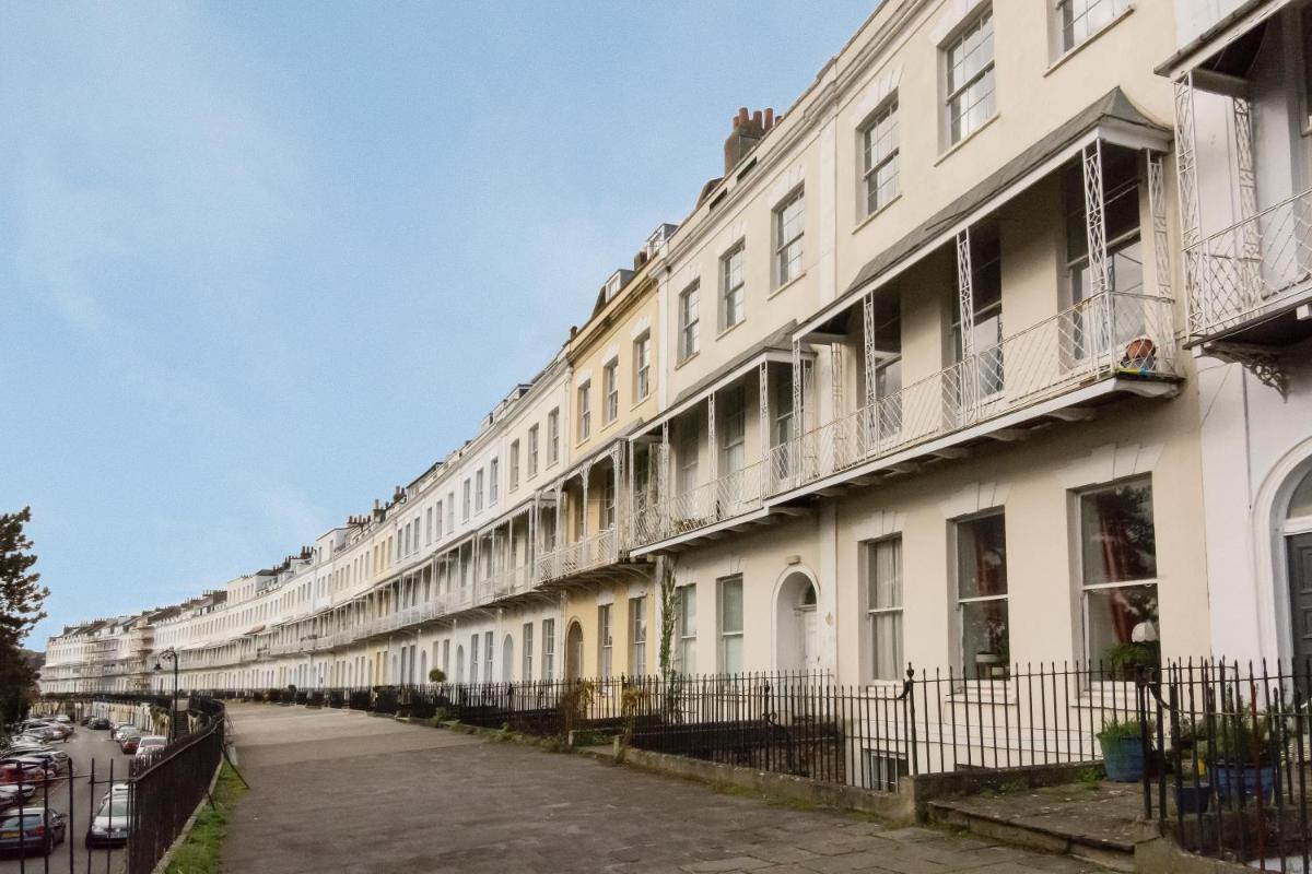 Free parking! Very large 2 bedroom Clifton flat - Housity