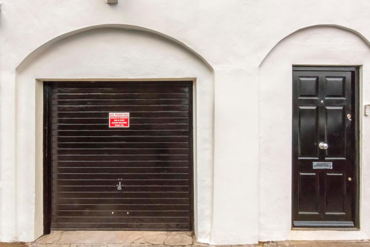 Free parking! Very large 2 bedroom Clifton flat - Housity