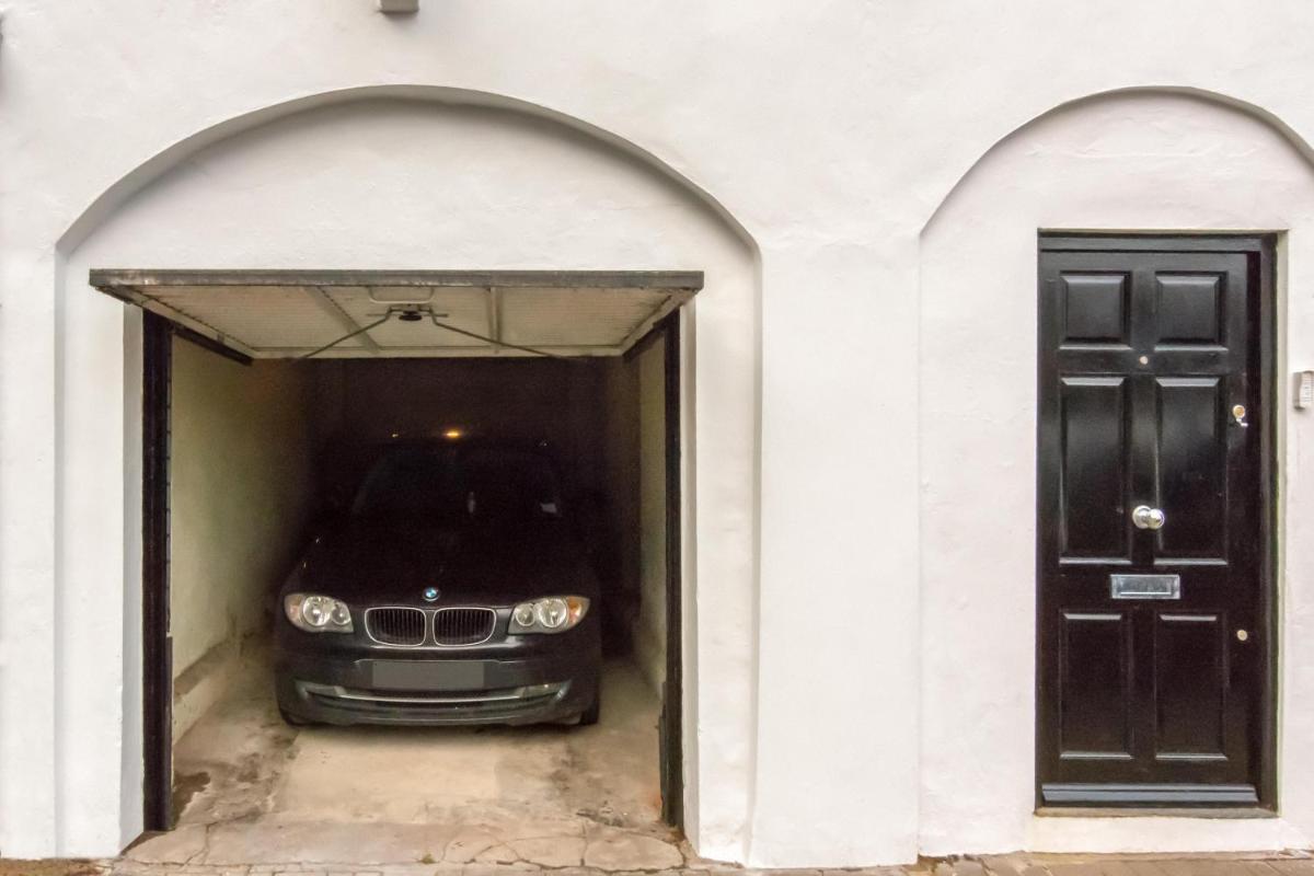 Free parking! Very large 2 bedroom Clifton flat - Housity