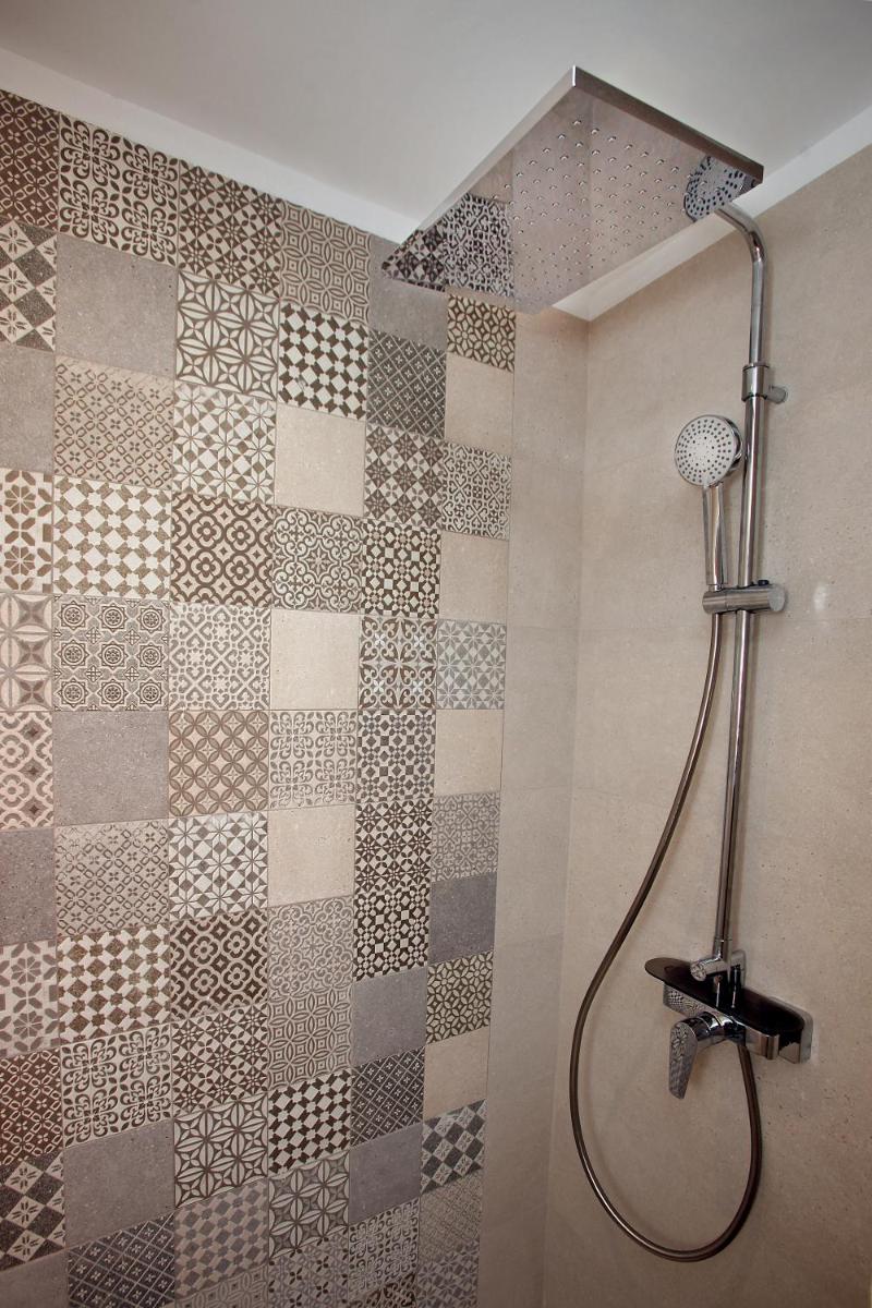Un baño de Eques Petit Resort