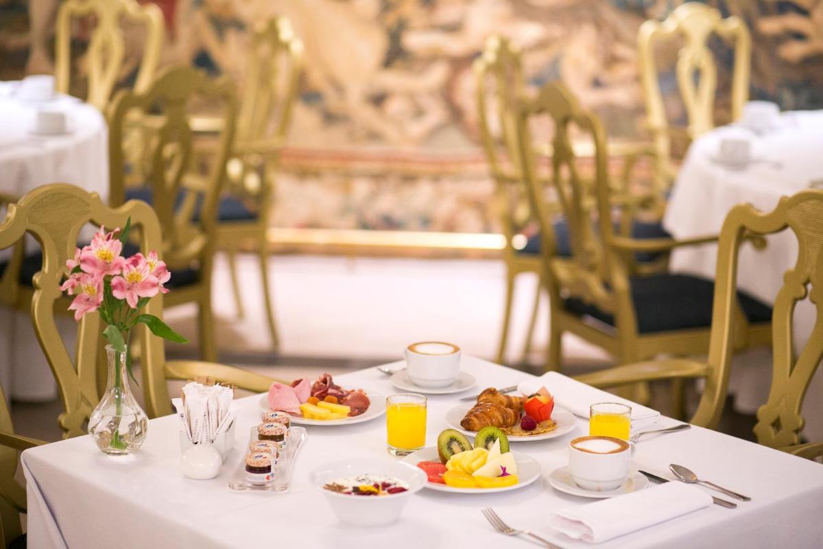 Comida en o cerca de este hotel