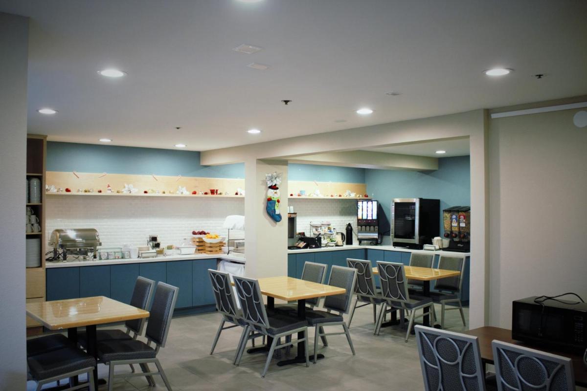 Country Inn & Suites by Radisson, Monterey Beachfront-Marina, CA - Housity