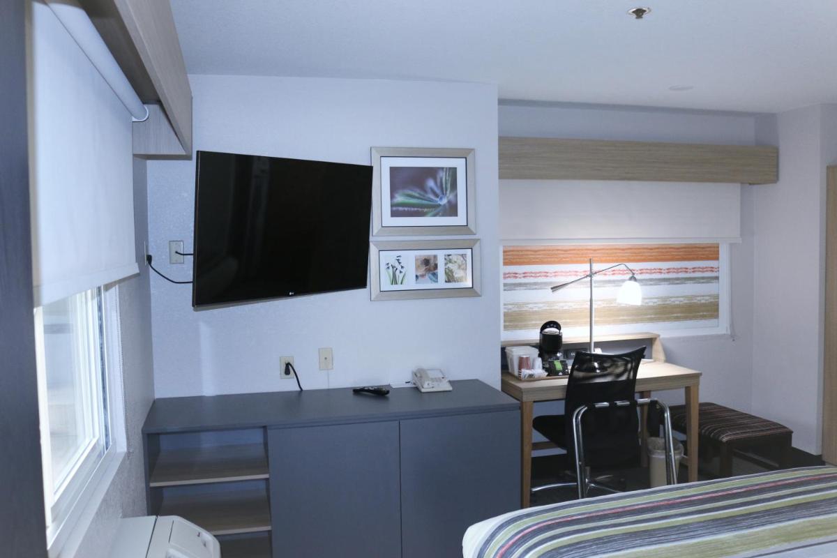 Country Inn &amp; Suites by Radisson, Monterey Beachfront-Marina, CA - Housity