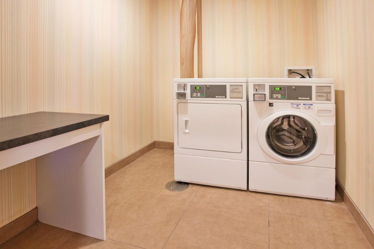 Holiday Inn Express & Suites Lincoln Airport by IHG - Housity