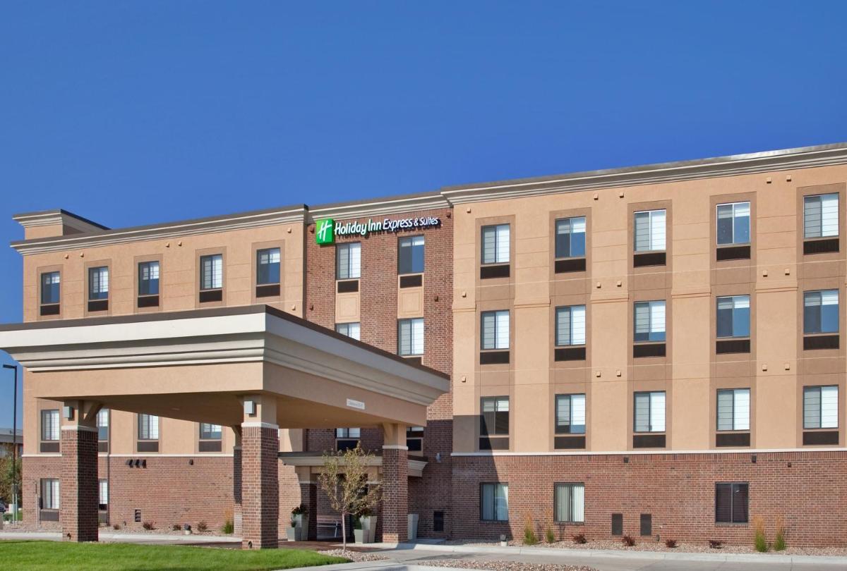 Holiday Inn Express & Suites Lincoln Airport by IHG - Housity