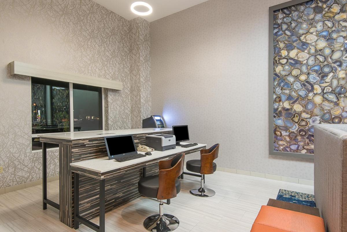 Holiday Inn Express & Suites Norwood, an IHG Hotel - Housity