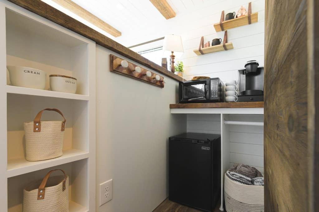 The Strazza House Cute Tiny Container House 12 min to Magnolia Silos - Housity