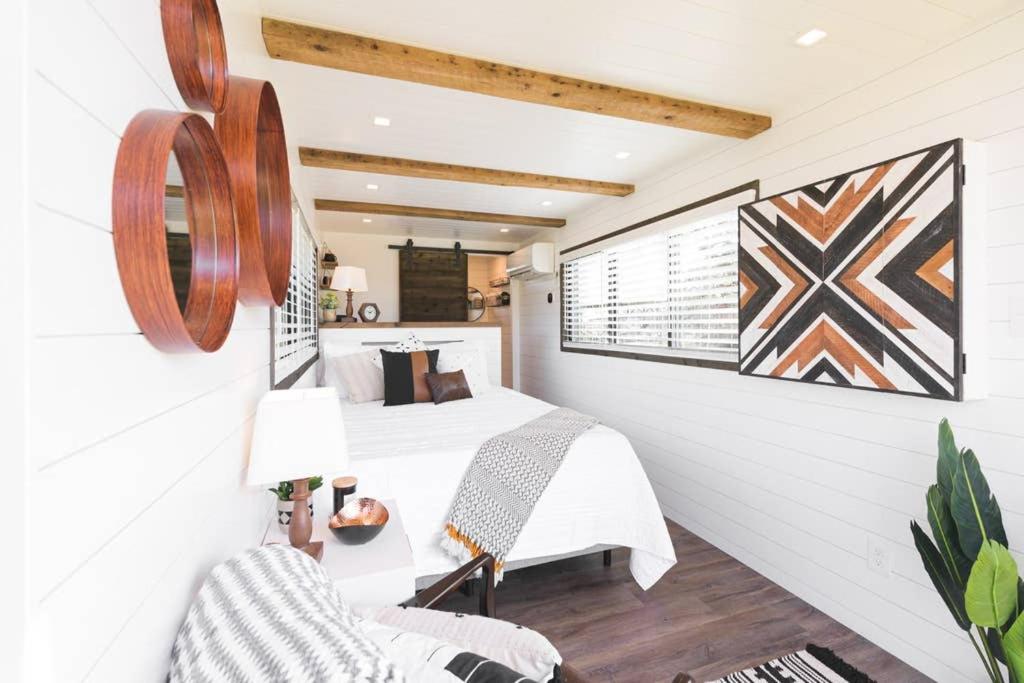 The Strazza House Cute Tiny Container House 12 min to Magnolia Silos - Housity