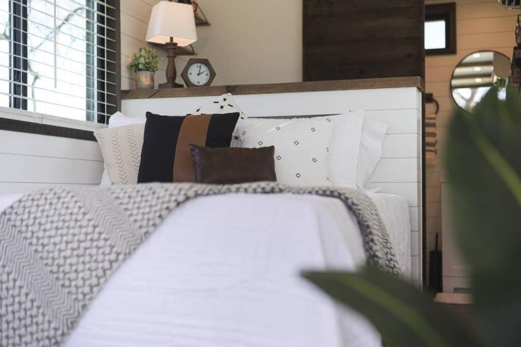 The Strazza House Cute Tiny Container House 12 min to Magnolia Silos - Housity