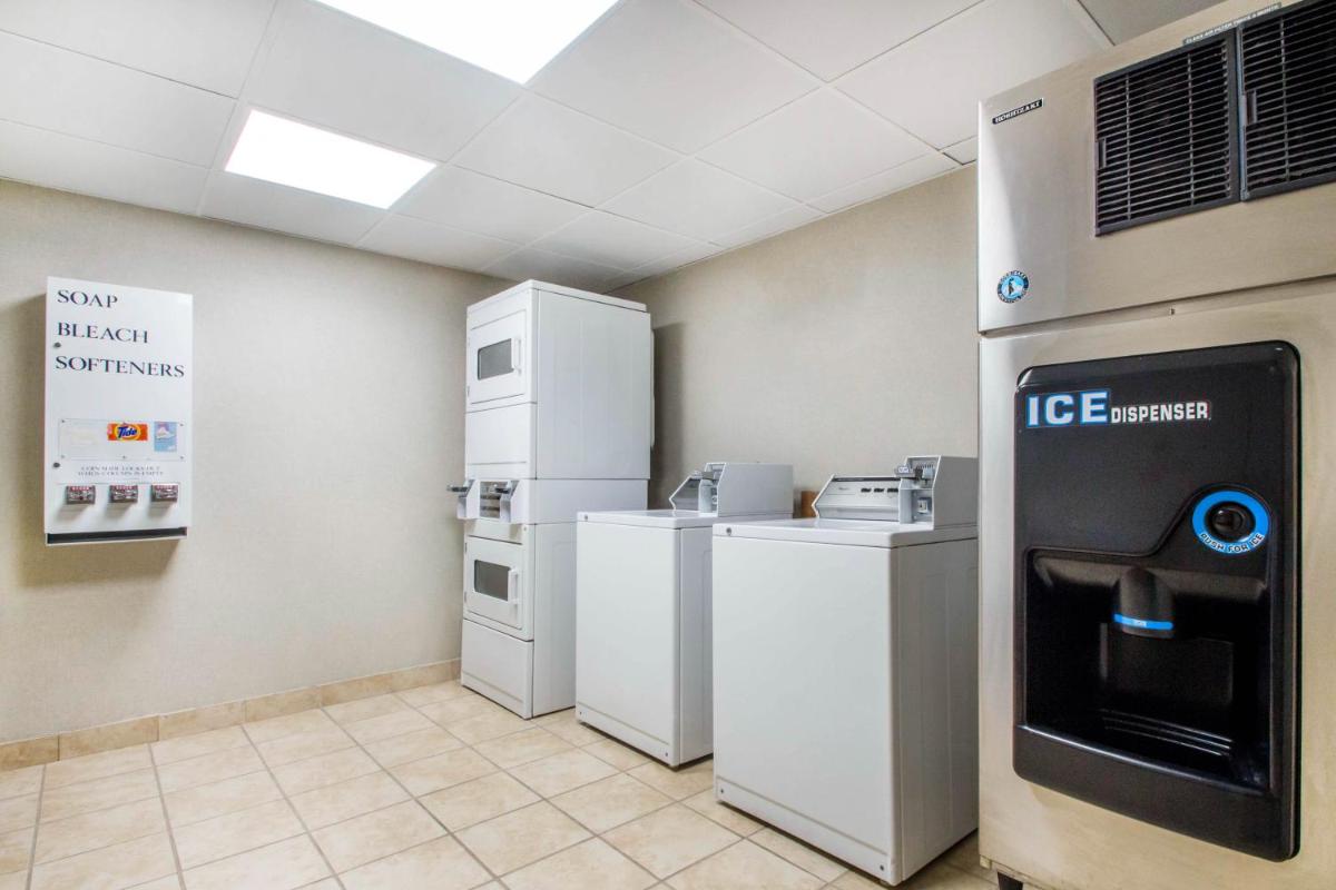 Holiday Inn Express & Suites - Albany Airport - Wolf Road by IHG - Housity