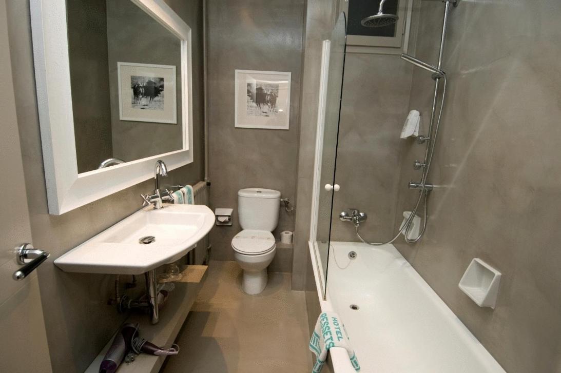 Un baño de Hotel Restaurant Pessets & SPA