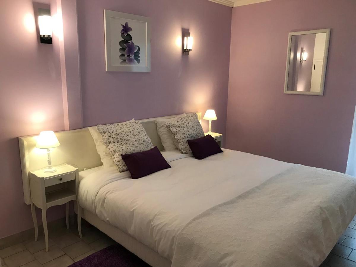Un ou plusieurs lits dans un hébergement de l'établissement Logis Hotel Le Nuage
