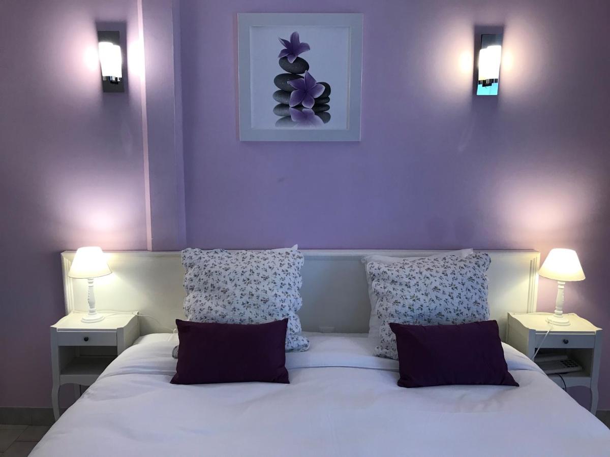 Un ou plusieurs lits dans un hébergement de l'établissement Logis Hotel Le Nuage