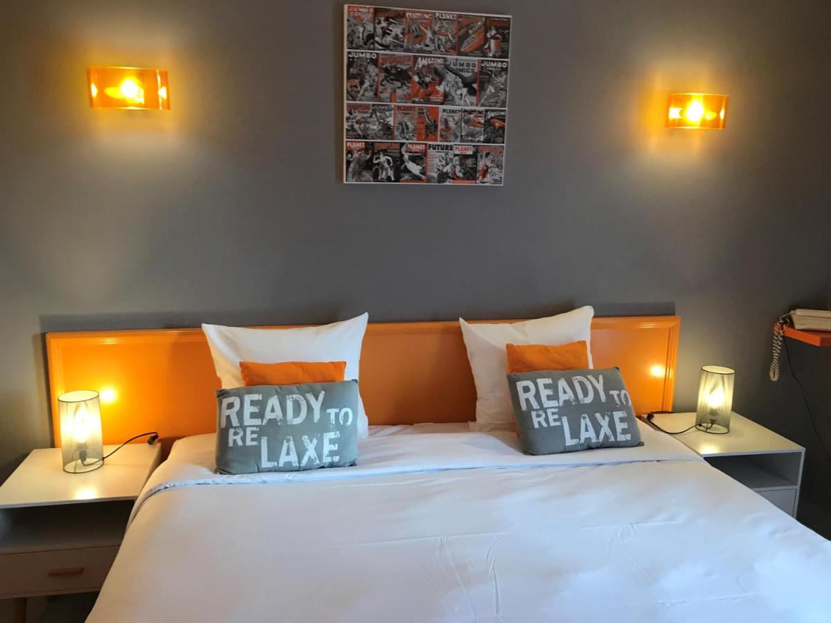Un ou plusieurs lits dans un hébergement de l'établissement Logis Hotel Le Nuage