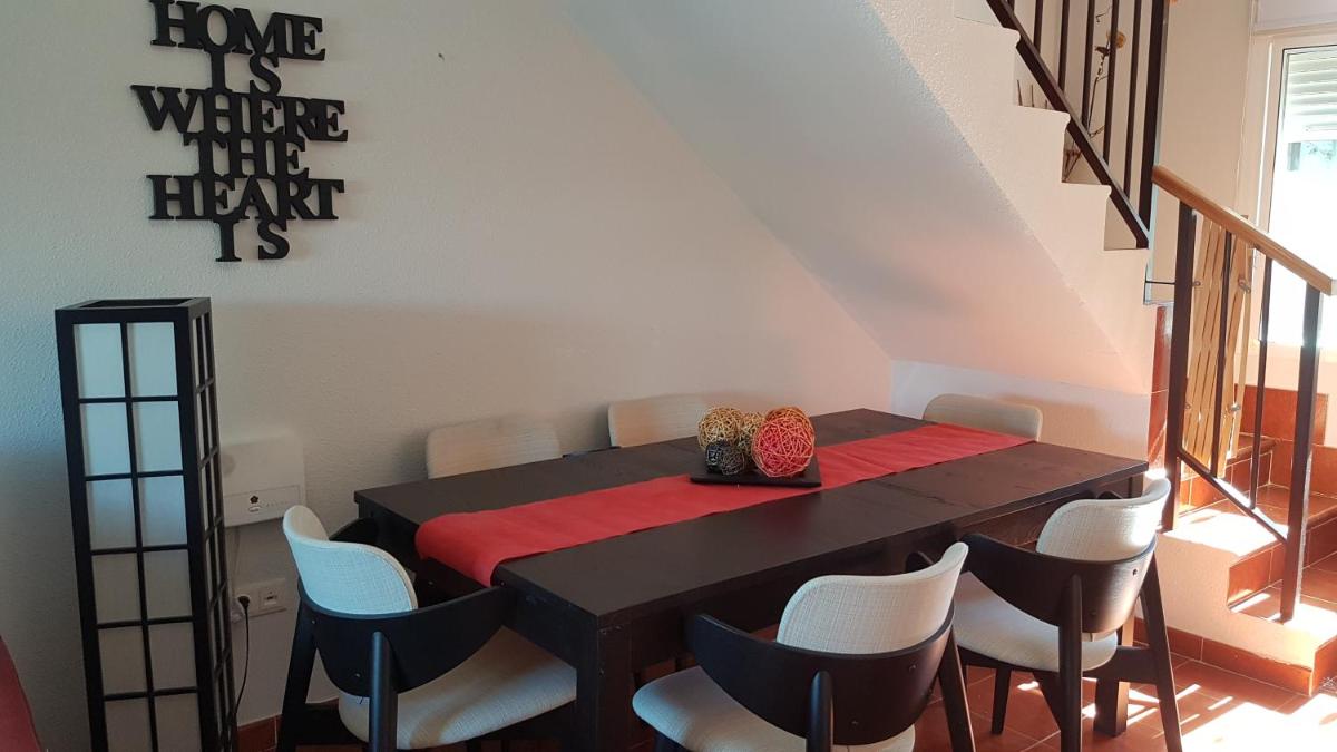 La Triqueta Casa Rural con Piscina y Barbacoa, ideal para familias y grupos - Housity
