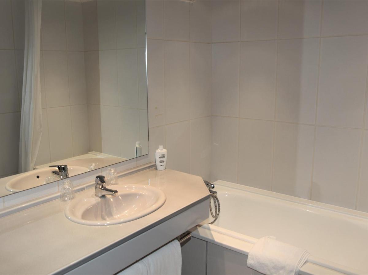 Salle de bains dans l'établissement Amirauté Hôtel Golf Deauville