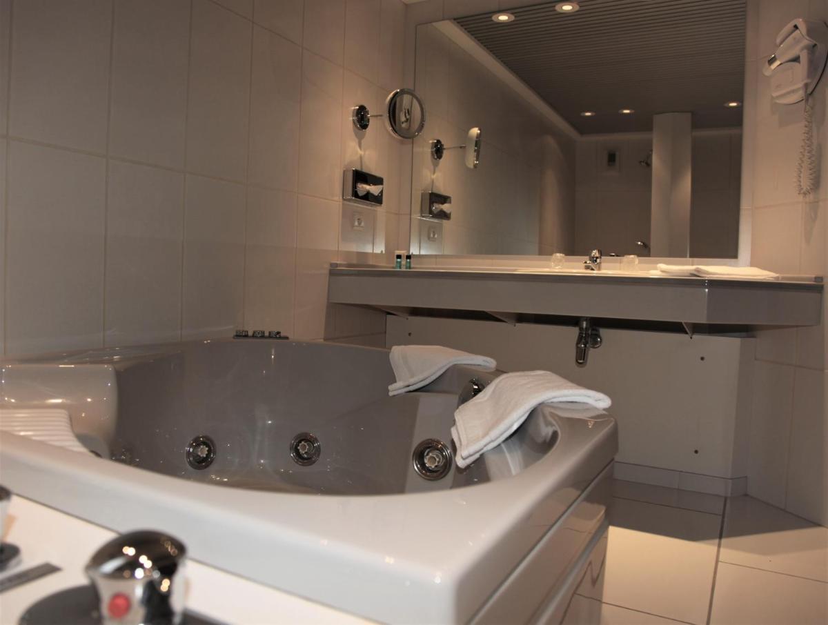 Salle de bains dans l'établissement Amirauté Hôtel Golf Deauville