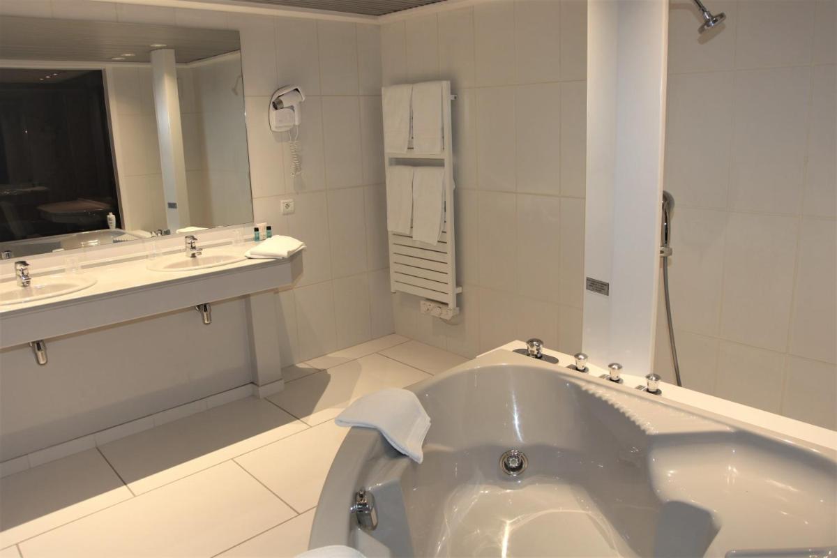 Salle de bains dans l'établissement Amirauté Hôtel Golf Deauville