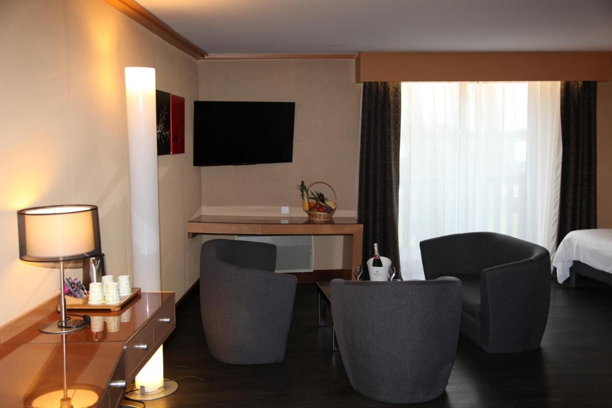 Télévision ou salle de divertissement dans l'établissement Amirauté Hôtel Golf Deauville