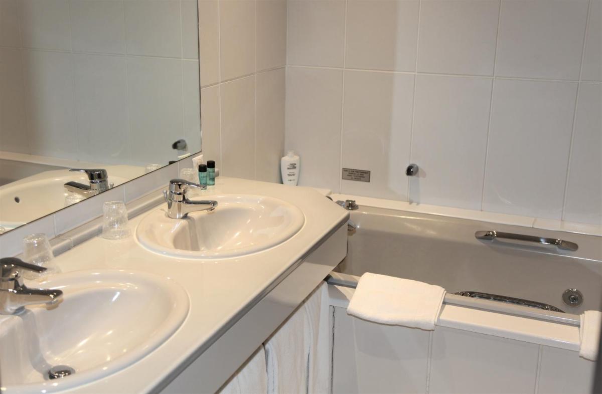 Salle de bains dans l'établissement Amirauté Hôtel Golf Deauville
