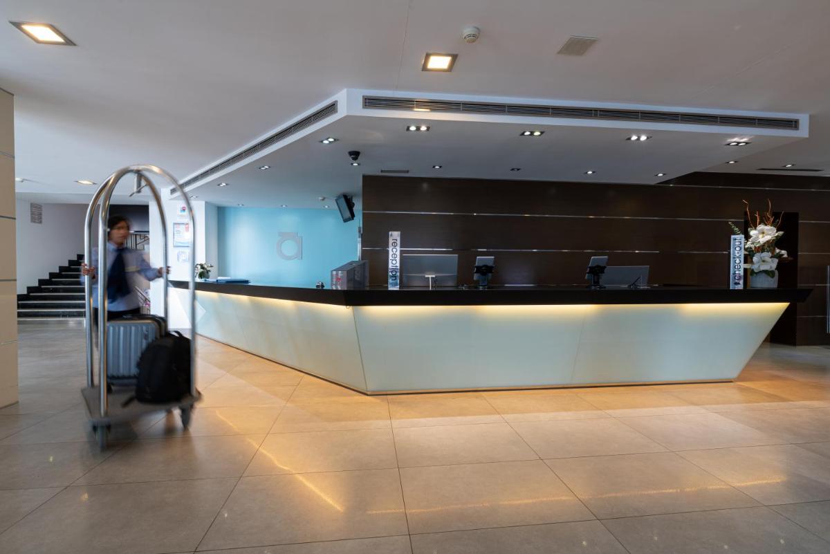 El vestíbulo o zona de recepción de Nautic Hotel & Spa