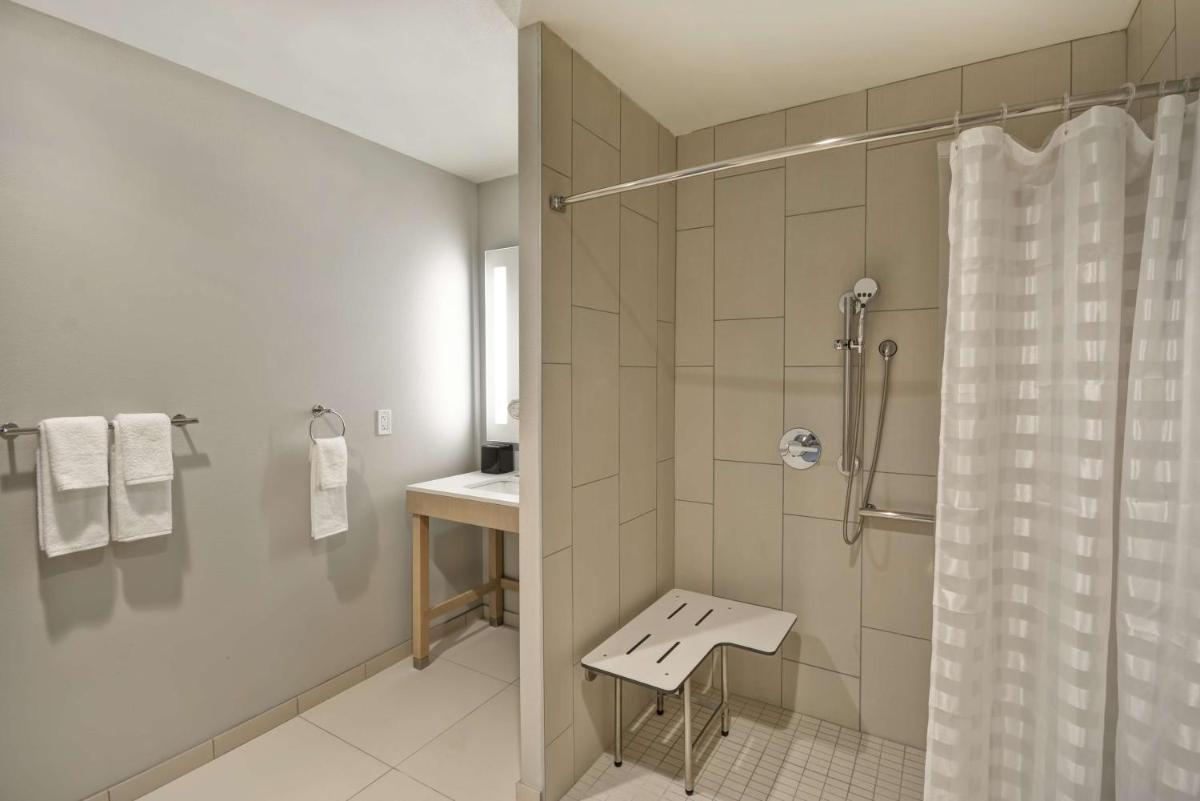 Hyatt Place Fresno - Housity
