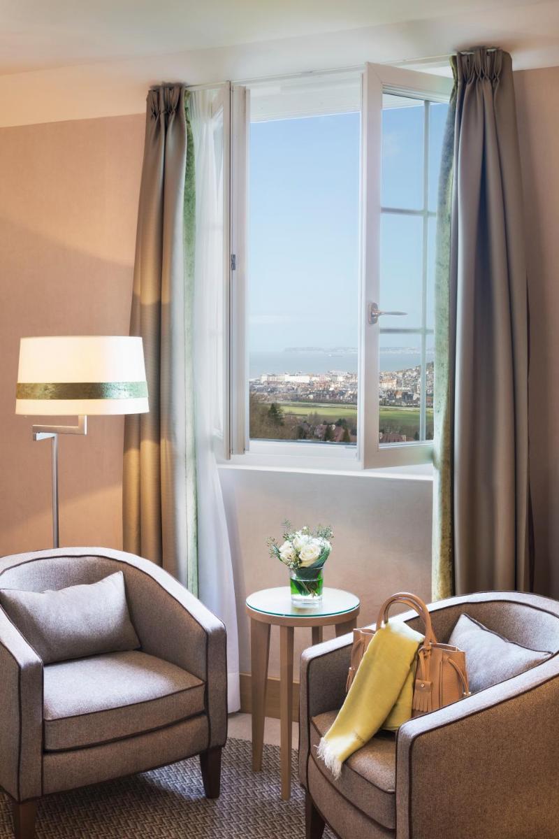Coin salon dans l'établissement Hôtel Barrière L'Hôtel du Golf