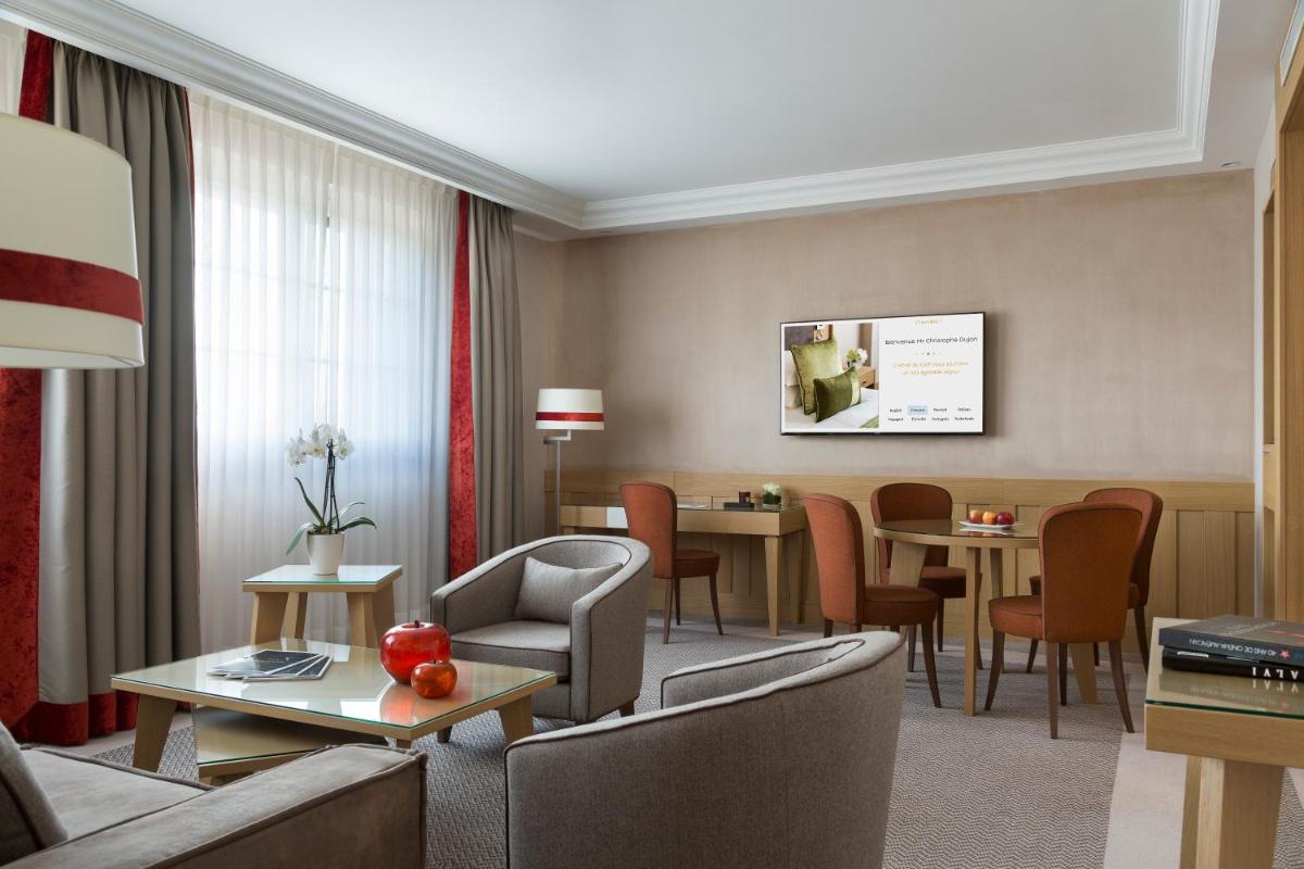 Coin salon dans l'établissement Hôtel Barrière L'Hôtel du Golf