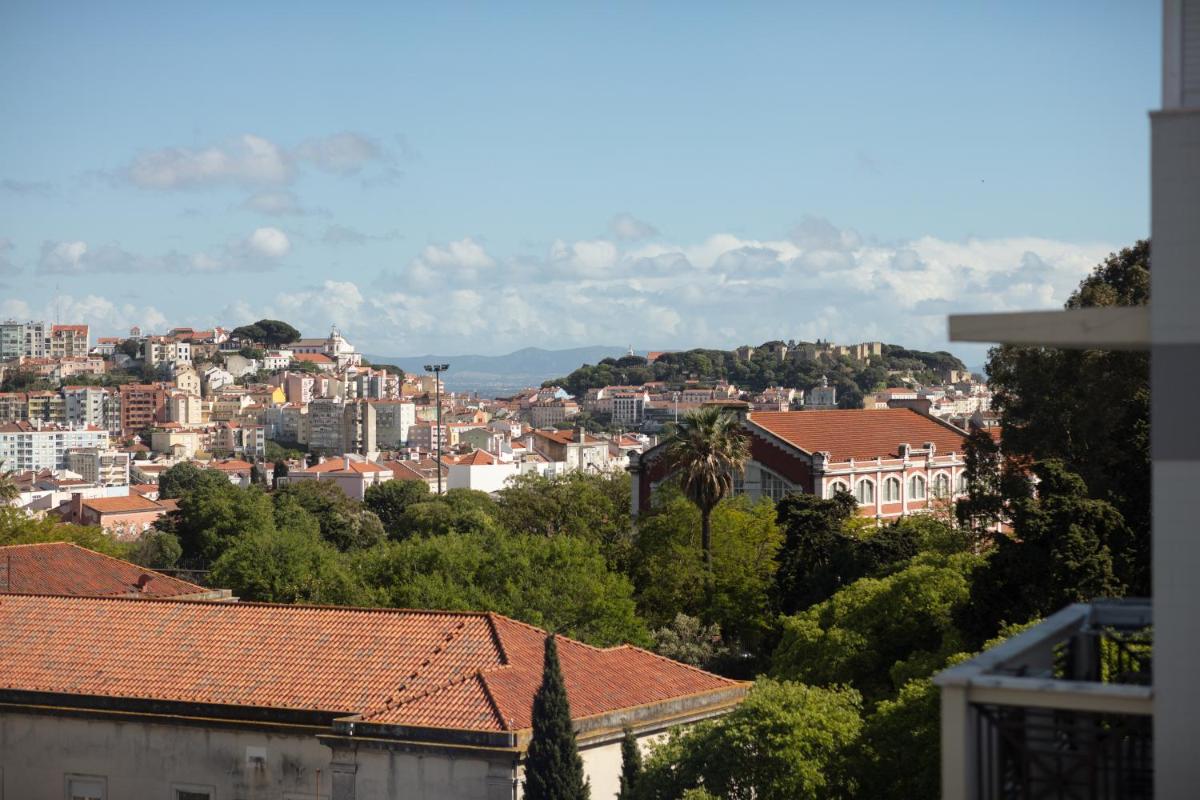 uma vista para uma cidade com edifícios e árvores em NEYA Lisboa Hotel em Lisboa