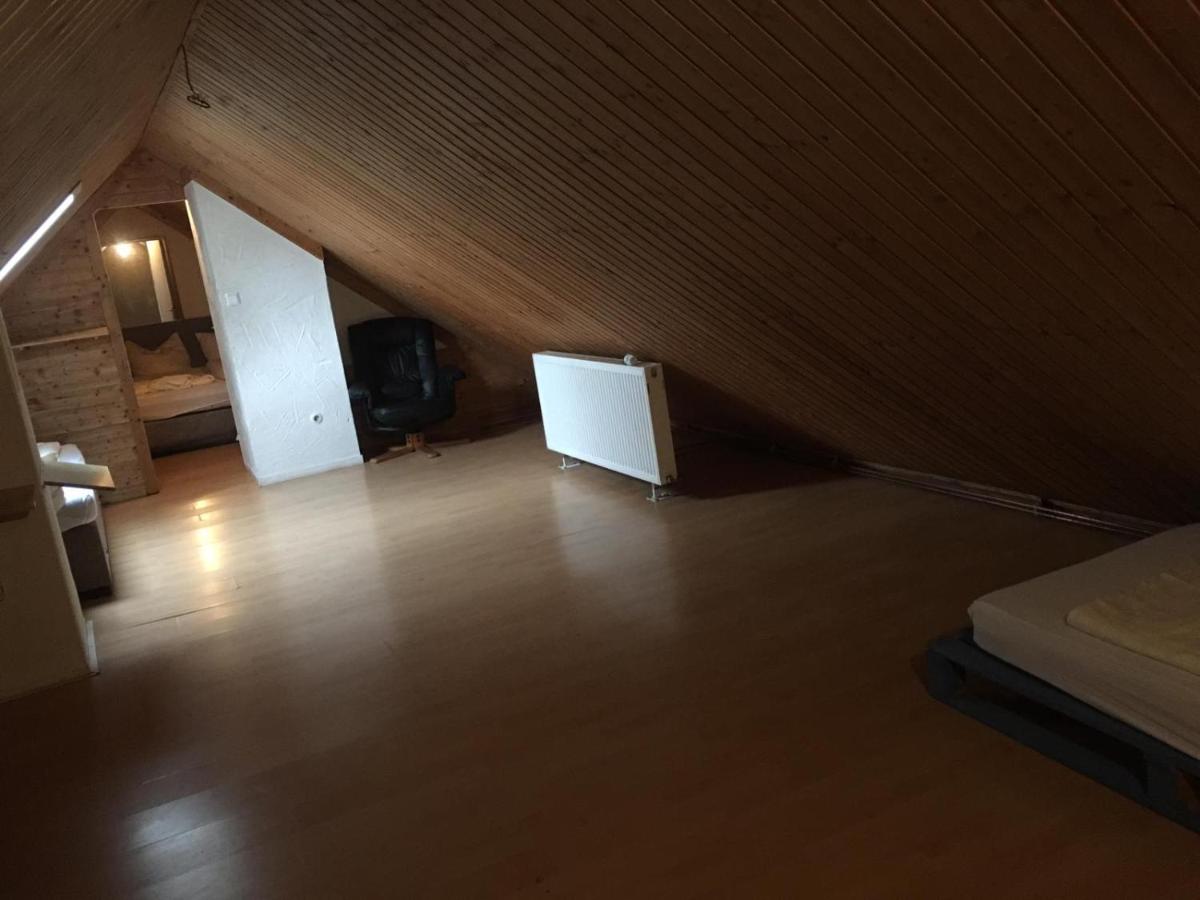 Zimmer im Dachgeschoss - Housity